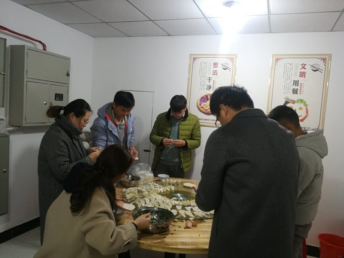 冬至陽生春又來，溫暖感恩促情誼——廣德路項(xiàng)目部舉辦包餃子活動(dòng)